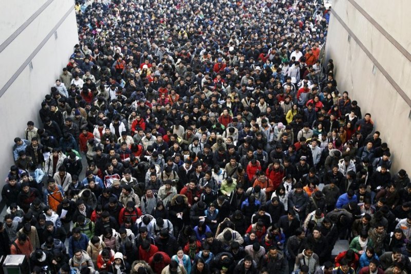 Люди ждут открытия торгового центра в Пекине