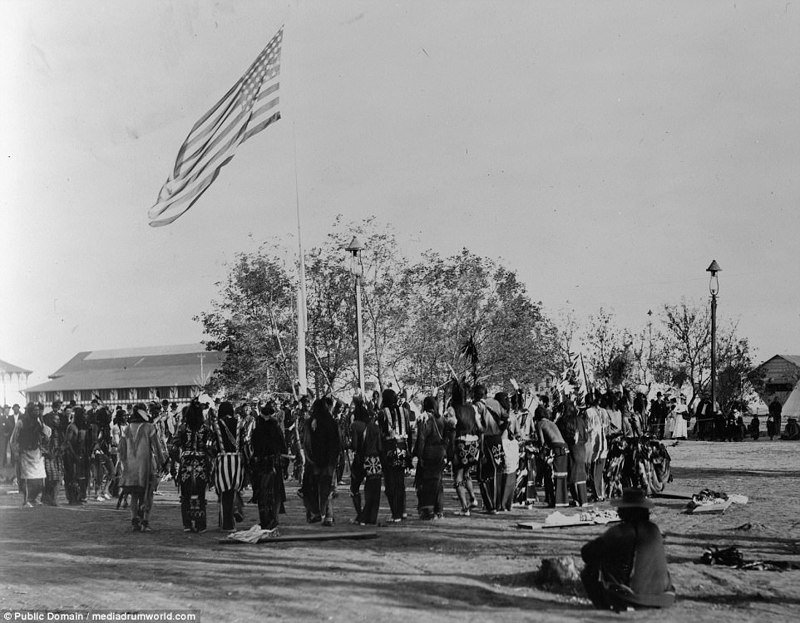 1898, шайенны танцуют вокруг американского флага