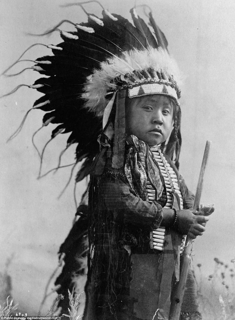 Известно, что племя образовалось путем слияния двух родственных племен - тсистсистас (сами шайенны) и сутайо (сутаи). На фото - мальчик из племени в традиционной одежде, 1907.