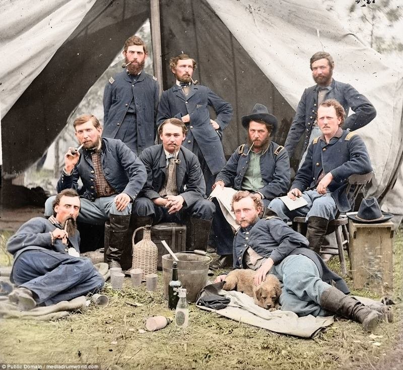 На фото - 1862 год, солдаты армии Союза во время Гражданской войны в США. Справа внизу - лейтенант Джордж Армстронг Кастер.