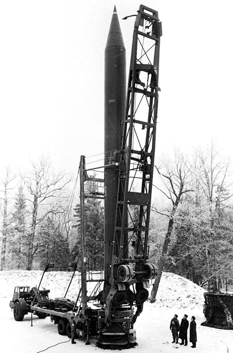 Установщик 8У210 на стартовой площадке при монтаже ракеты Р-12