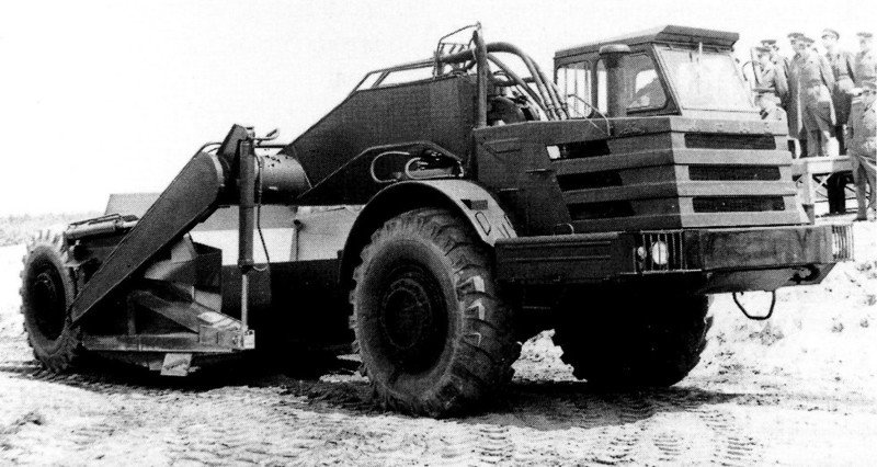 Самоходный скрепер Д-357П на демонстрационном показе в Народной армии ГДР