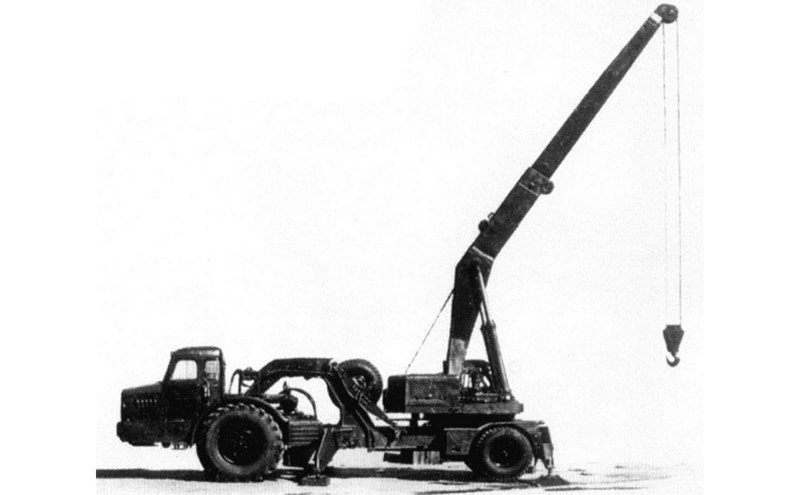 Войсковой кран 8Т26 с тягачом МАЗ-529Е (из архива НИИЦ АТ)
