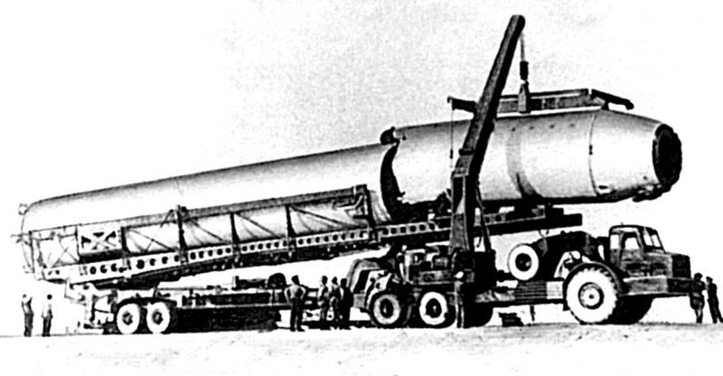 Их развитием стал тяжелый транспортно-установочный агрегат 8Т178 с удлиненной раздвижной подъемной рамой для перевозки, сборки и перегрузки двухступенчатой межконтинентальной ракеты Р-36 на стационарную пусковую установку.