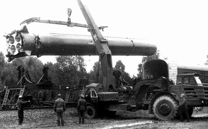Автокран 8Т26 с тягачом МоАЗ-546П на перегрузке ракеты Р-12У