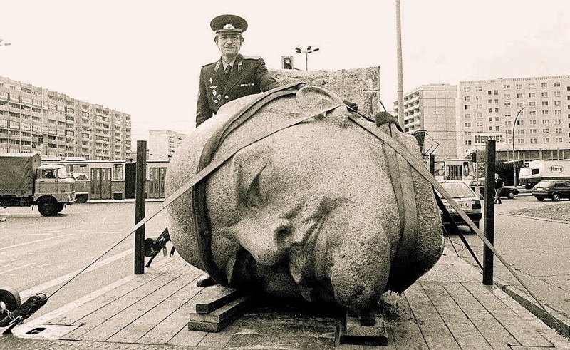 Памятник Ленину увозят с постамента, Берлин, 1991 год.