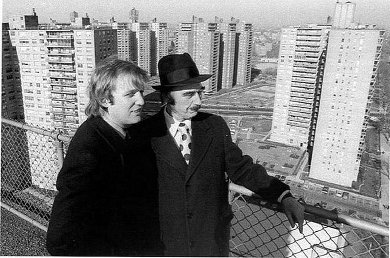 Застройщик Фред Трамп с сыном Дональдом, 1970. На заднем плане — американский вариант “Черёмушек”; многоэтажки для бедных в Нью-Йорке.