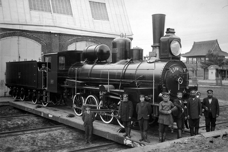 Нижний Новгород, Сормово 1905 год,  выпуск 1000-го паровоза серии «Од» «Компаунд», что значит «основной тип паровоза с цилиндрами двойного расширения».