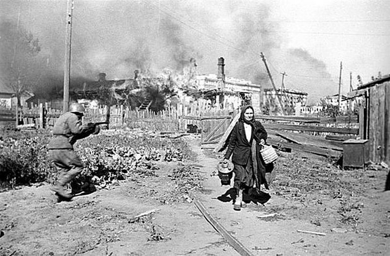 Постоянная опасность притупляет инстинкт самосохранения.Один из эпизодов боев в Сталинграде. 1942 год.