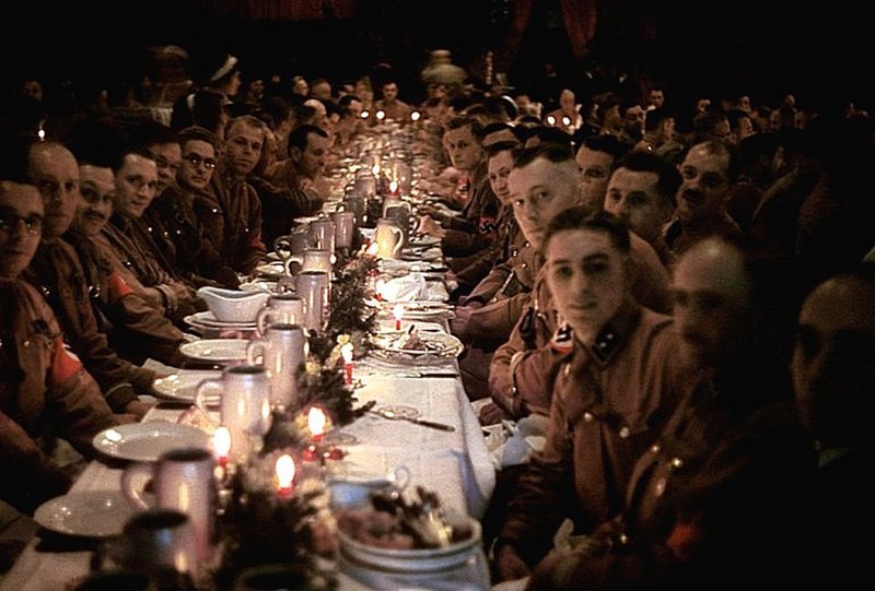 Рождественская вечеринка для гитлеровских офицеров и кадетов. Эта фотография сделана в 1941.