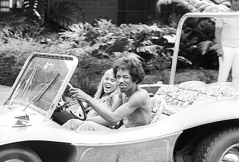 Джими Хендрикс за рулем багги с неизвестной женщиной. 6 октября 1968.