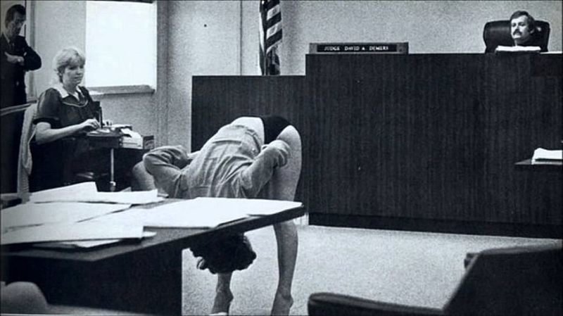16. "- Вам хорошо видно, Ваша Честь !?"  Танцовщица демонстрирует судье, что ее белье полностью прикрывает интимные места после ее ареста в баре за непристойное обнажение