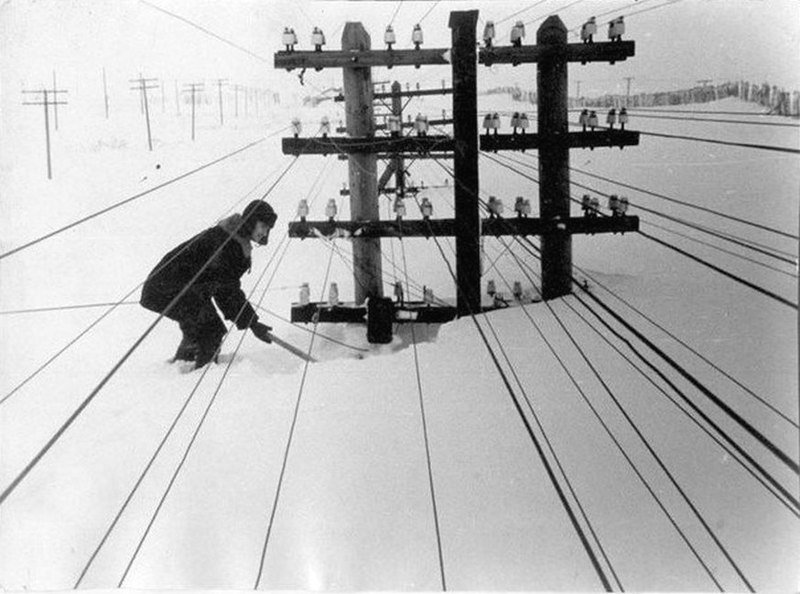 Линии электропередач, занесенные снегом. Воркута, Коми АССР, СССР, 60-е гг.