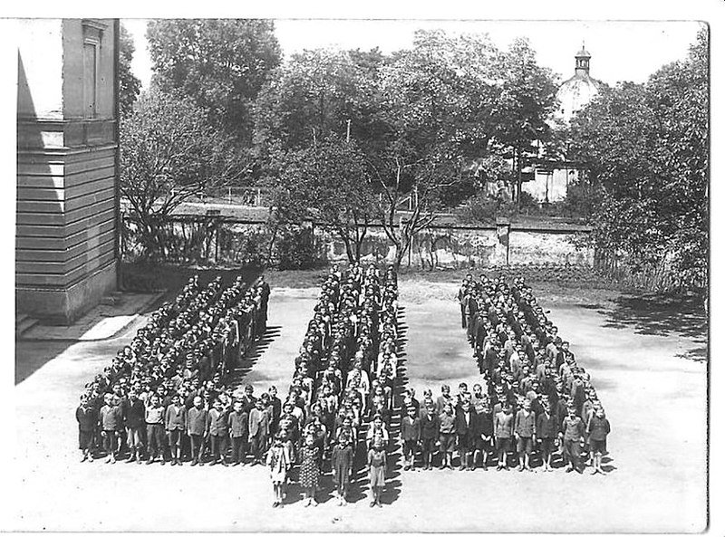 Украинская гимназия в Перемышле, 1942 год. Оттуда еще их нацизм.