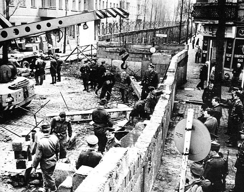 Строительство Берлинской стены, 1961.