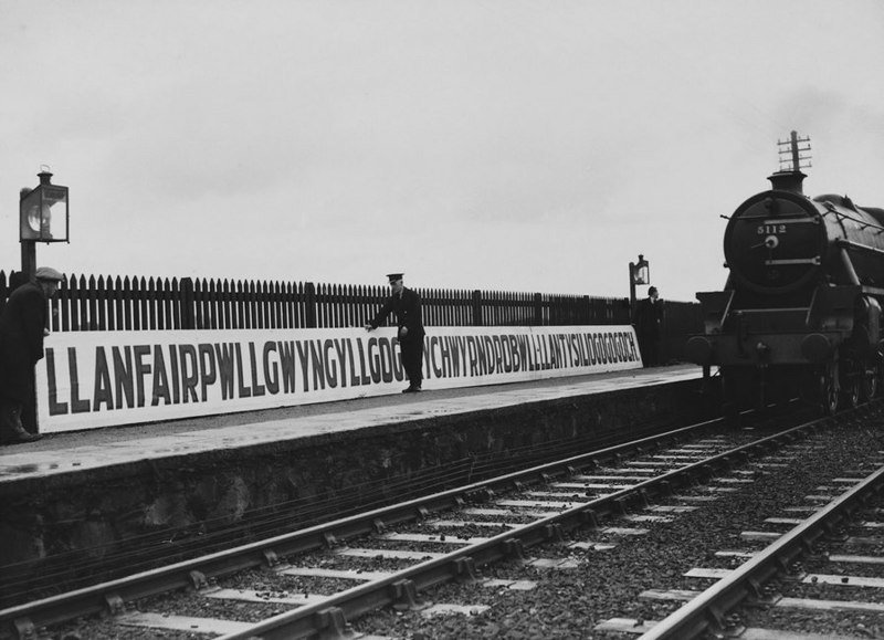 Установка таблички на железнодорожной станции "Ллан­вайр­пулл­гвин­гилл­го­ге­рых­верн­дро­булл­ллан­ти­си­лйо­го­го­го́х" в Уэльсе