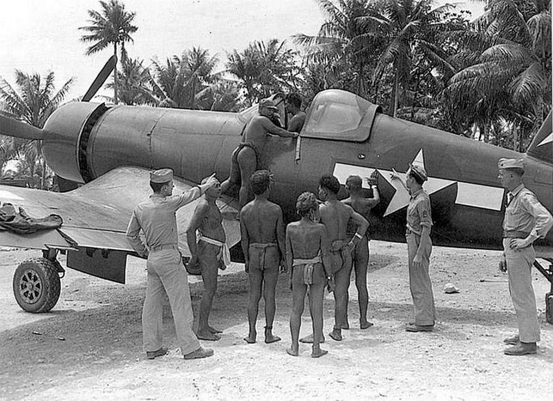 Аборигены Тихого океана рассматривают самолет F4U «Корсар». Сначала военных они приняли за богов. 1943 г.