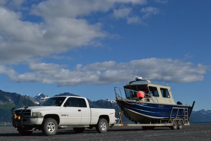 Пикап с лодкой на прицепе - один из символов южной Аляски 