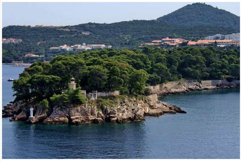 Остров Дакса в Хорватии - имеет потрясющую природу, великолепные пляжи, но уже давно является необитаемым. Остров продается уже боле 6-ти лет, но покупателей нет из-за ужасной славы острова