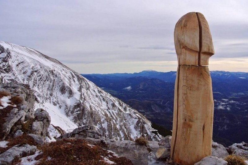 Гигантский и таинственный деревянный пенис, возведенный на австрийской горе