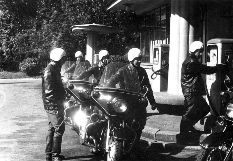 Почетный караул КГБ СССР заправляет свои мотоциклы. Барабанные тормоза на передних колесах.