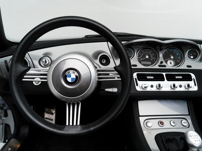 Согласно vin-номеру, BMW Джобса, рожден 1 апреля 2000 года, 85-им автомобилем от начала производства, но передан владельцу был лишь 6 октября.