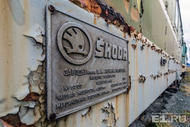 Пассажирский односекционный шестиосный электровоз постоянного тока ЧС2 выпускался с 1958 по 1973 год на заводе Skoda в Чехословакии.