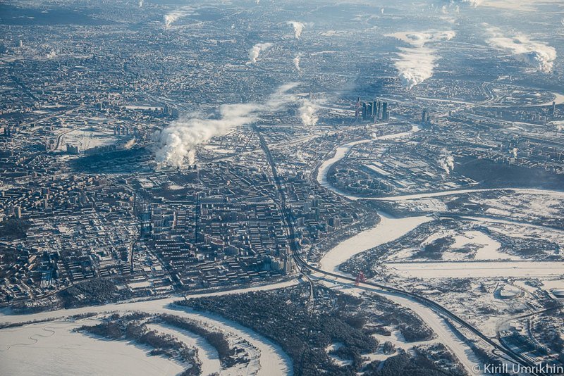 На переднем плане — дома в районе улицы Маршала Жукова, выглядят с воздуха как большой порт с кучей контейнеров. Слева видно Ходынское поле и часть Ленинградского шоссе