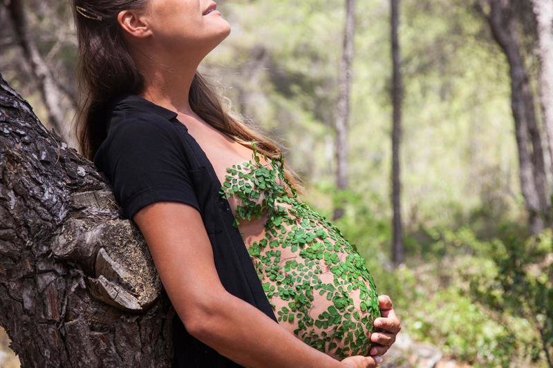 Фотограф украшает грудь и живот своей беременной девушки лепестками цветов и это прекрасно
