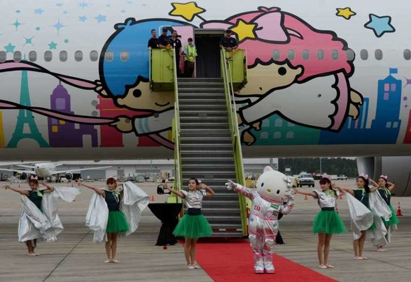 7. Тайваньская компания EVA Air выпустила боинг, полностью стилизованный под любимицу миллионов Hello Kitty 