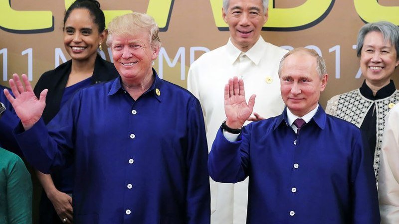 На церемонии фотографирования Трамп подошел к Путину и они заняли места рядом друг с другом. Ох и наделало это фото шума...