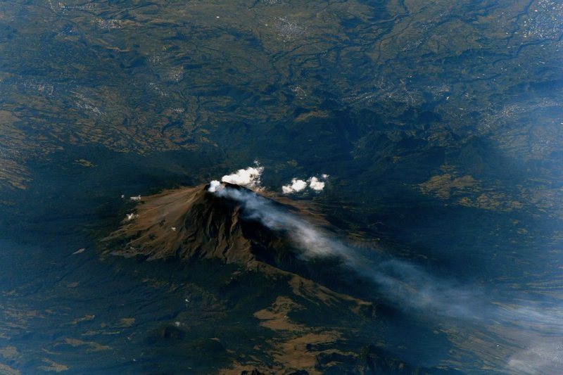 #Попокатепетль — действующий вулкан в Мексике. Это вторая по высоте гора Мексики после пика Орисаба и составляет 5 426 м