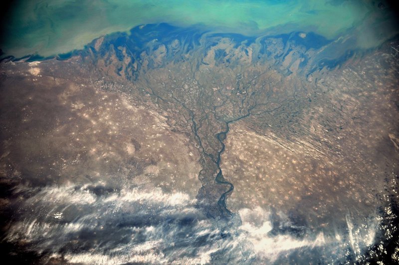 Так из космоса выглядит дельта Волги - самая большая речная дельта в Европе