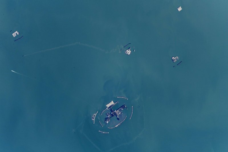 А вот так выглядят нефтяные платформы, расположенные в Каспийском #море 