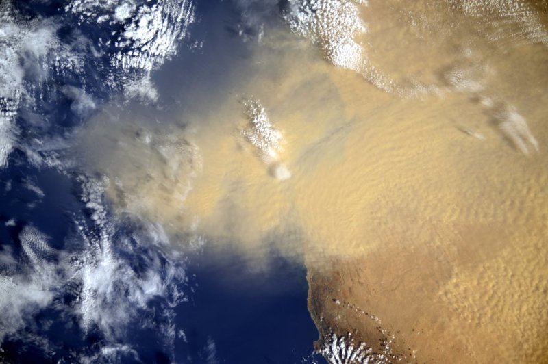 Пылевая буря в Африканской пустыне 