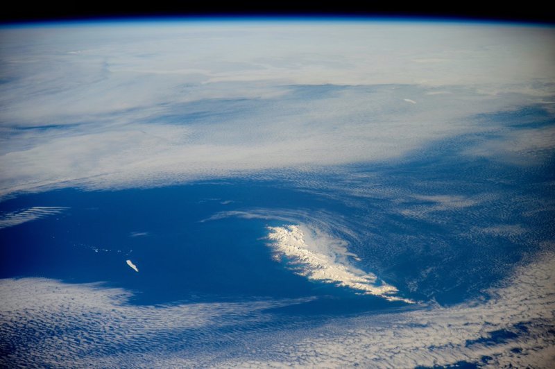 Посмотрите, какой красивый вид с борта станции иногда открывается на остров Южная Георгия, а слева от острова можно разглядеть айсберг.