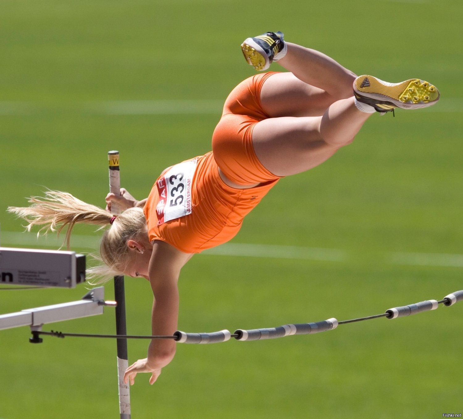 Смешная картинка для поднятия. Michaela Meijer шведская прыгунья. Meijer прыгунья с шестом. Спортсменка в прыжке. Спортивные девушки.