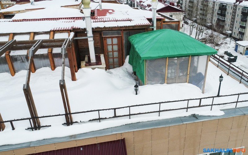 "Замечательный" сосед жильцов южно-сахалинской семиэтажки построил на крыше сауну