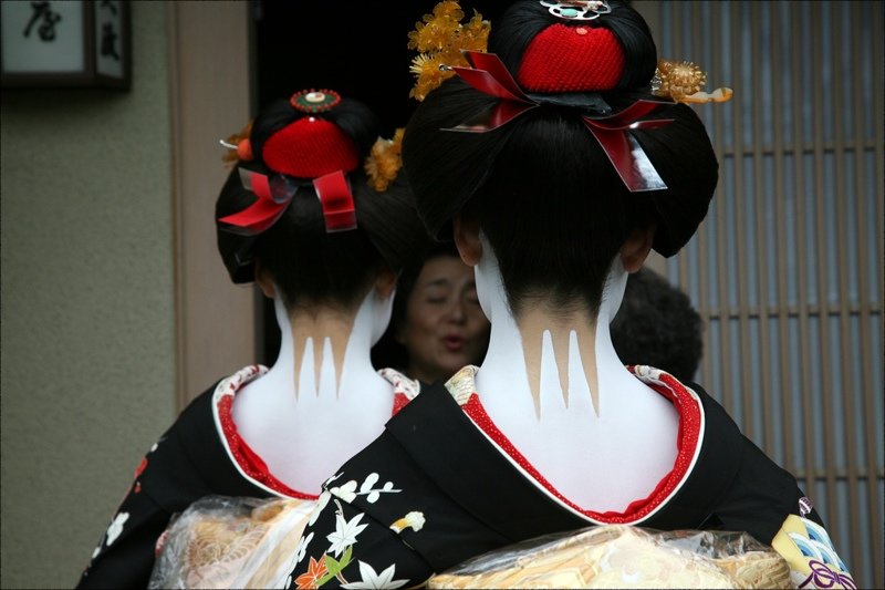 Перед дебютом гейши ей делают самую эротичную прическу в мире – момоварэ, то есть «разделенный персик». 