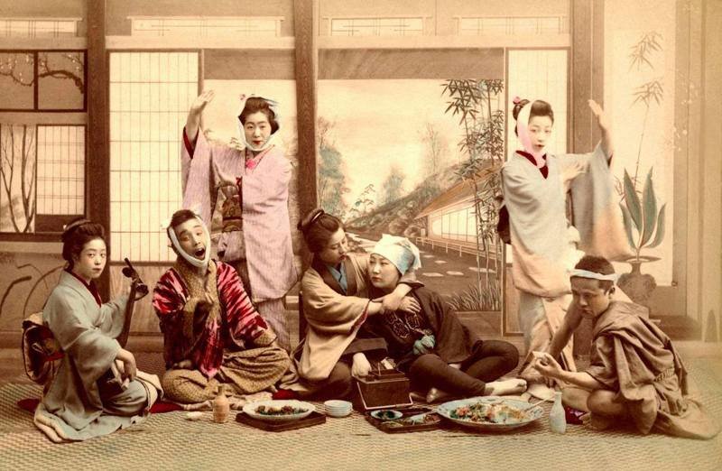 Гейшам нельзя было есть и пить в присутствии клиента. Кстати клиентов для юной гейши находила так называемая старшая сестра - помощница, которая ходила по чайным домиках в поисках клиентов, а также помогала гейше с кимоно