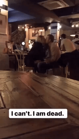 У парня какая-то странная реакция