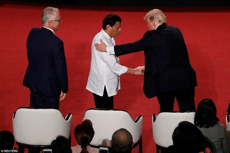 Трамп пожимает руку президенту Филиппин Родриго Дутерте