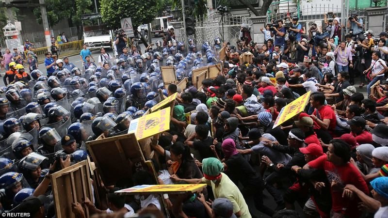 На улицы Манилы вышли сотни демонстрантов, выражая протест против приезда Трампа