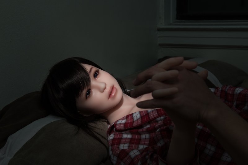 Одинокий фотограф документирует свою жизнь с секс-куклой