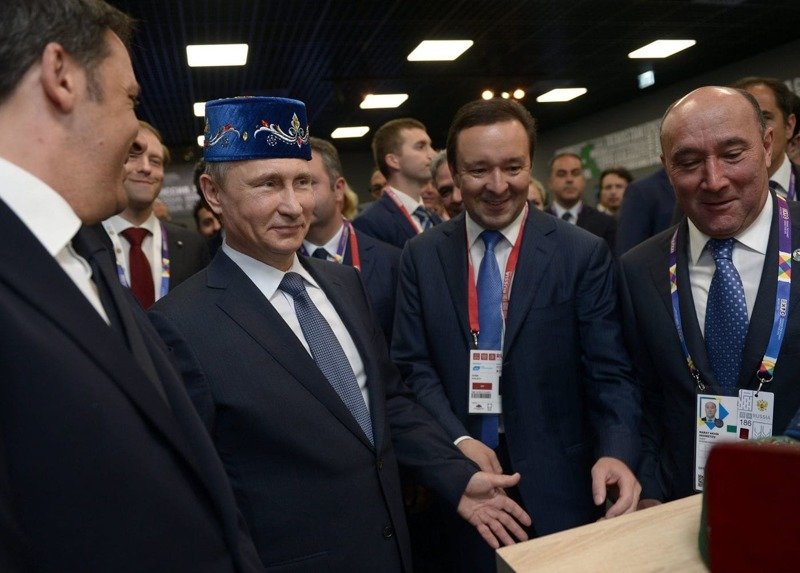 На миланской ярмарке мира Путин снова надел татарский головной убор 