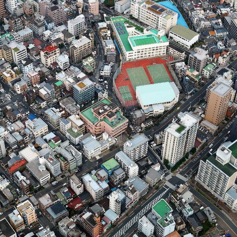 9. В Токио с землей дефицит, поэтому на крышах домов можно увидеть спортивные площадки, магазины 