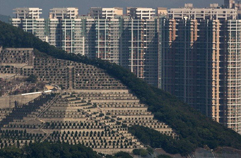 1. Гонконг. Квартиры с видом на китайское кладбище  