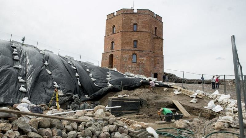 Как разрушается символ государственности Литвы - замковая гора с башней Гедиминаса