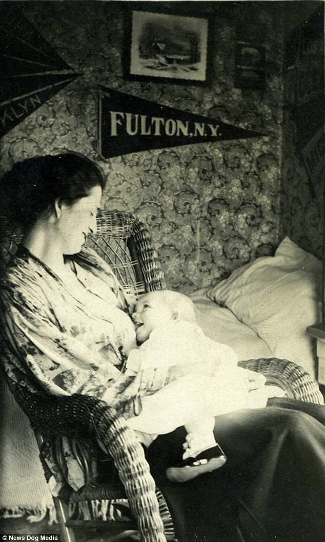 Женщины викторианской эпохи кормят грудью: исторические фото