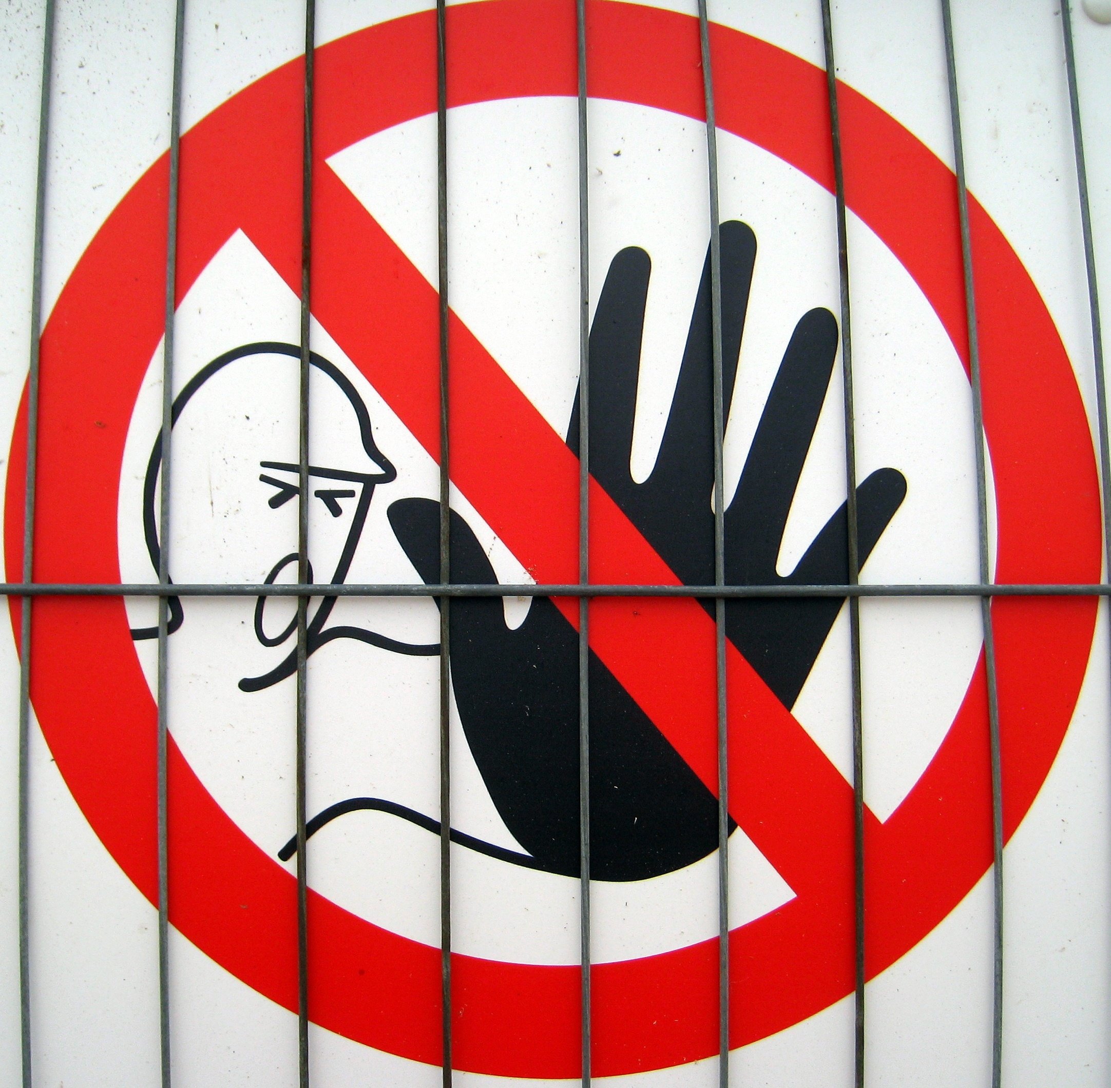 Запрещающие таблички в зоопарке